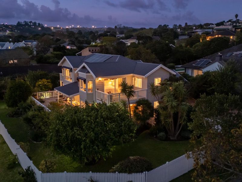 SUN SUN SUN HERE IT COMES - SUPERB HOME WITH LAGOON AND MOUNTAIN VIEWS - Photo 10