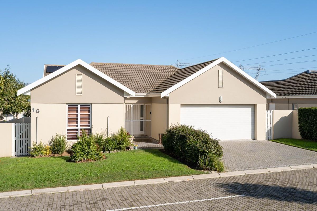Secure and cozy three bedroom home located in La Vie Private Estate - Photo 2