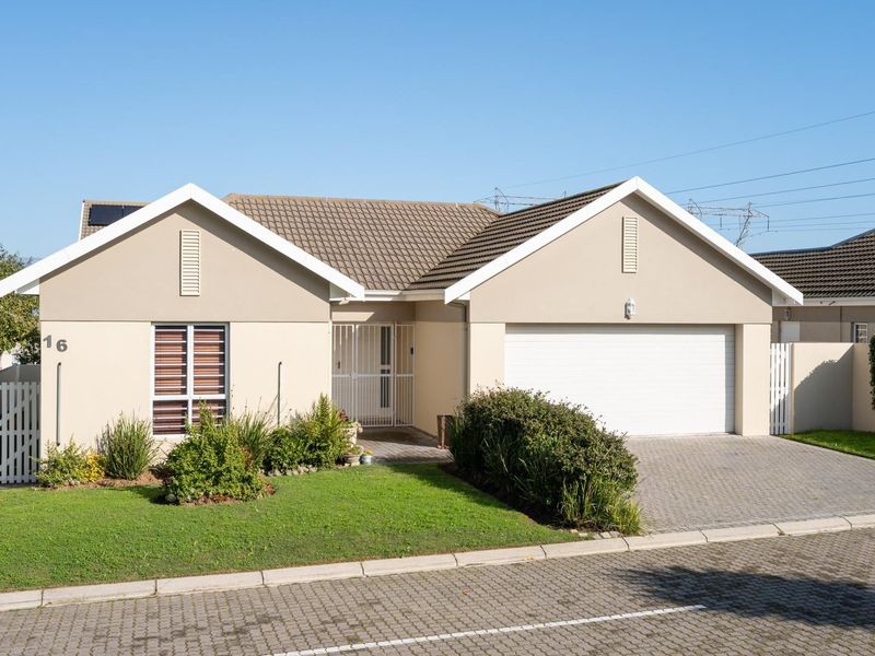 Secure and cozy three bedroom home located in La Vie Private Estate - Photo 2