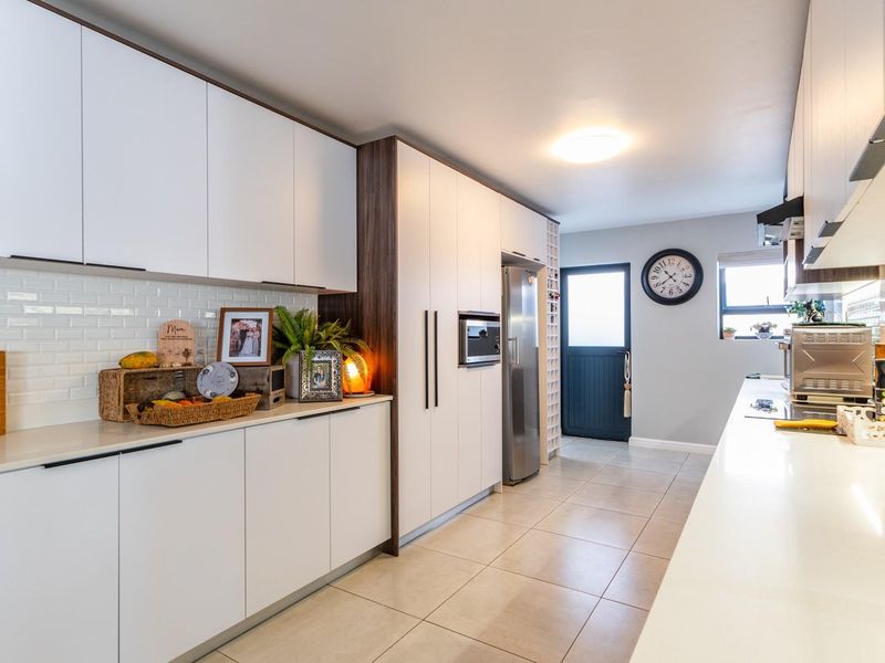 Contemporary 3 Bedroom Home in Jacobsbaai Security Estate - Photo 8