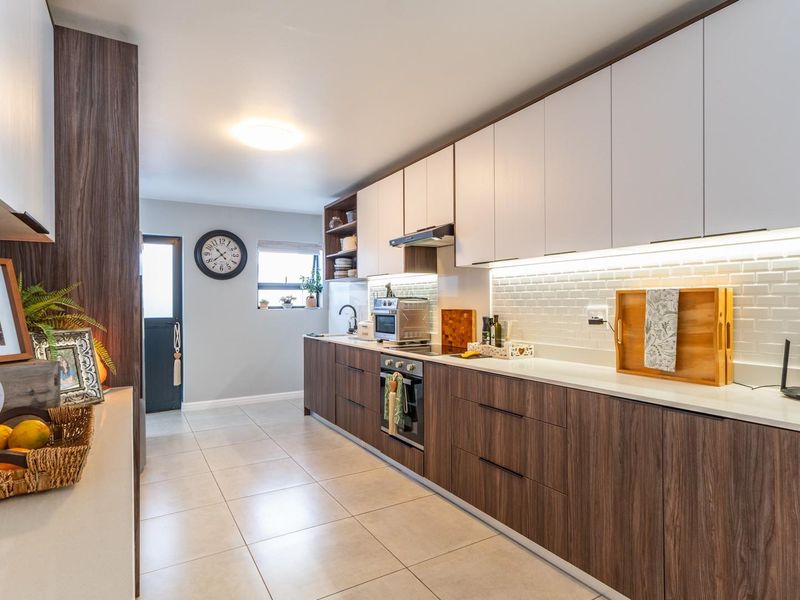 Contemporary 3 Bedroom Home in Jacobsbaai Security Estate - Photo 7