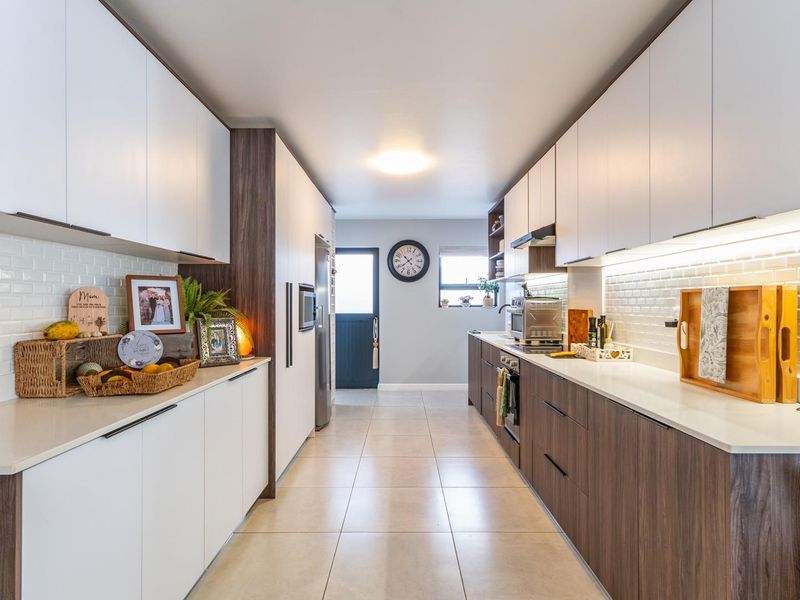 Contemporary 3 Bedroom Home in Jacobsbaai Security Estate - Photo 6