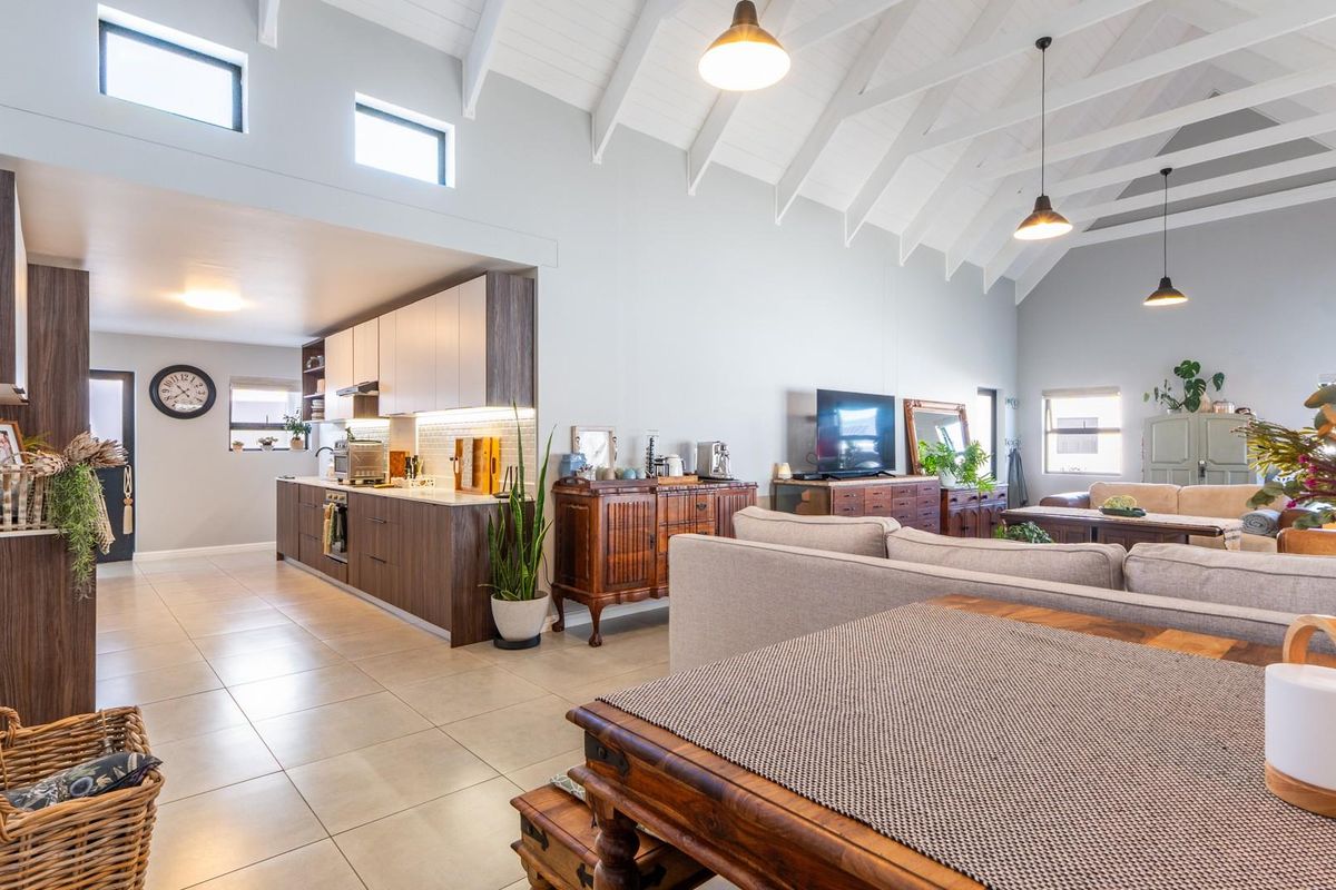 Contemporary 3 Bedroom Home in Jacobsbaai Security Estate - Photo 5