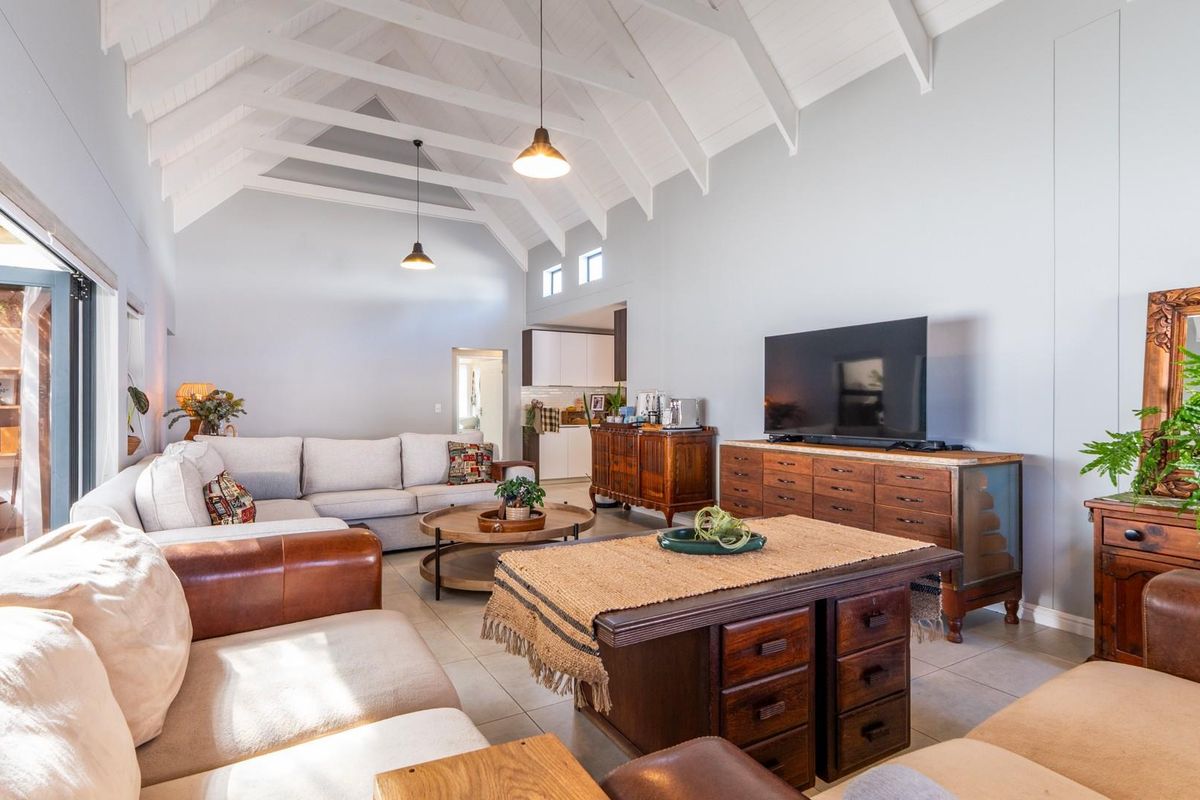Contemporary 3 Bedroom Home in Jacobsbaai Security Estate - Photo 3
