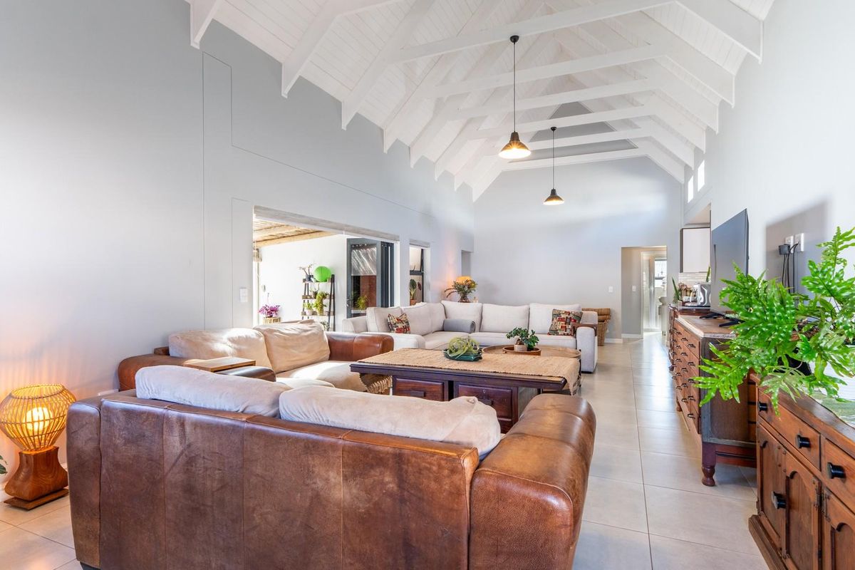 Contemporary 3 Bedroom Home in Jacobsbaai Security Estate - Photo 2