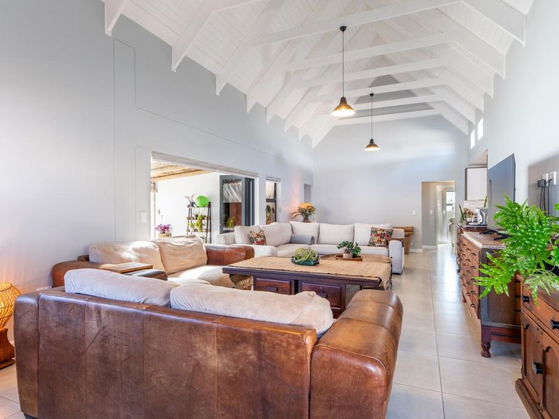 Contemporary 3 Bedroom Home in Jacobsbaai Security Estate - Photo 2