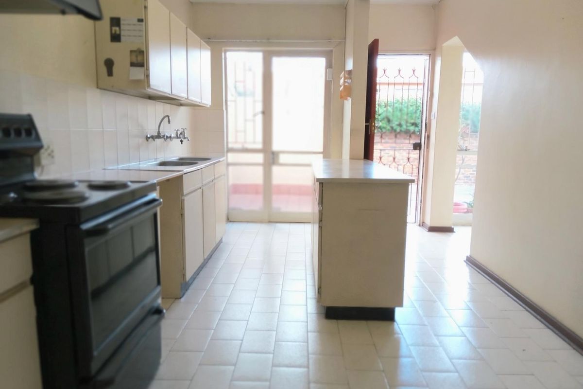 Attention Investors - 3 Bedroom 2 Bathroom Double garage Townhouse for sale in Wierda Park - Photo 2