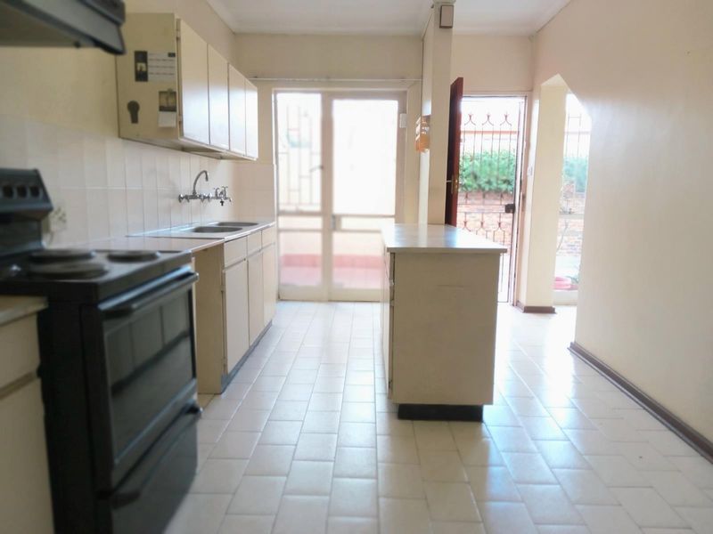 Attention Investors - 3 Bedroom 2 Bathroom Double garage Townhouse for sale in Wierda Park - Photo 2