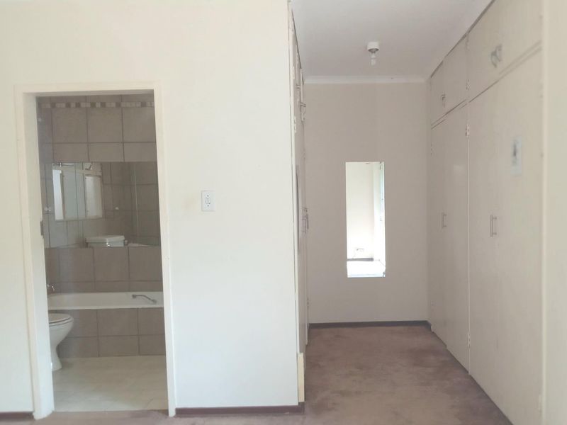 Attention Investors - 3 Bedroom 2 Bathroom Double garage Townhouse for sale in Wierda Park - Photo 10