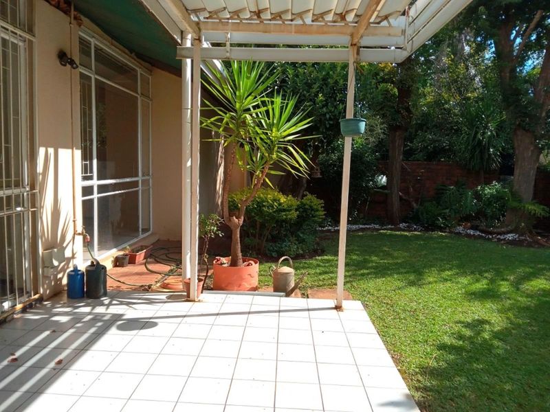 Attention Investors - 3 Bedroom 2 Bathroom Double garage Townhouse for sale in Wierda Park - Photo 8