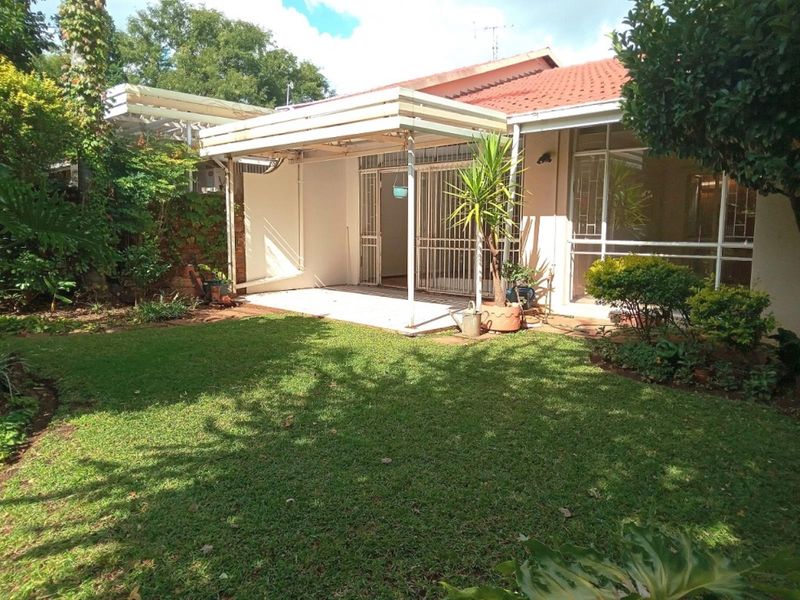 Attention Investors - 3 Bedroom 2 Bathroom Double garage Townhouse for sale in Wierda Park - Photo 7