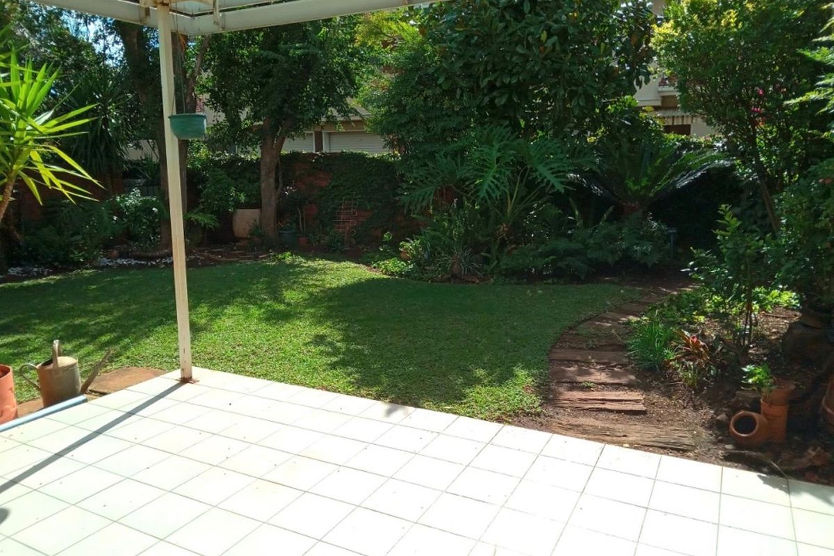 Attention Investors - 3 Bedroom 2 Bathroom Double garage Townhouse for sale in Wierda Park - Photo 5