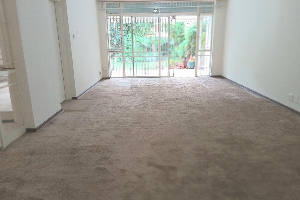 Attention Investors - 3 Bedroom 2 Bathroom Double garage Townhouse for sale in Wierda Park - Photo 4