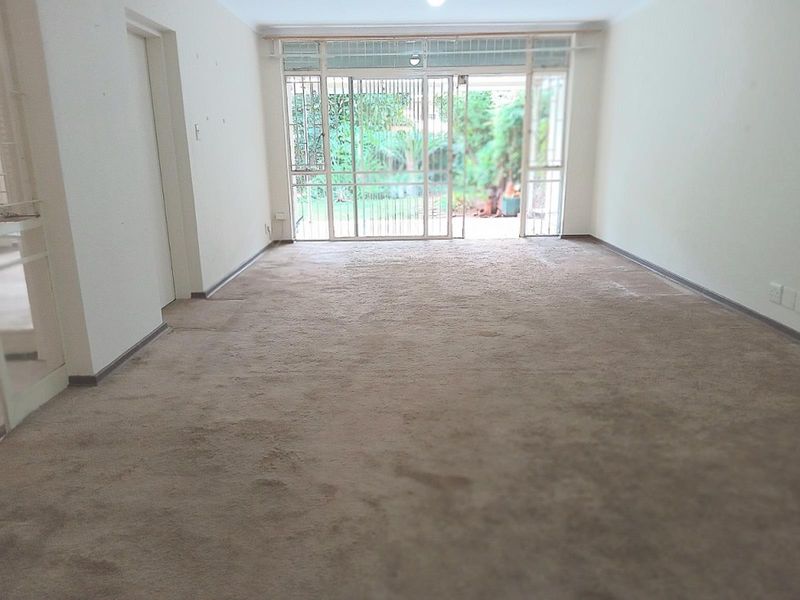 Attention Investors - 3 Bedroom 2 Bathroom Double garage Townhouse for sale in Wierda Park - Photo 4