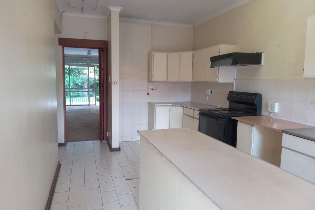 Attention Investors - 3 Bedroom 2 Bathroom Double garage Townhouse for sale in Wierda Park - Photo 3
