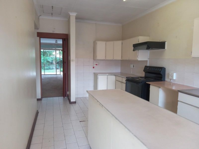 Attention Investors - 3 Bedroom 2 Bathroom Double garage Townhouse for sale in Wierda Park - Photo 3