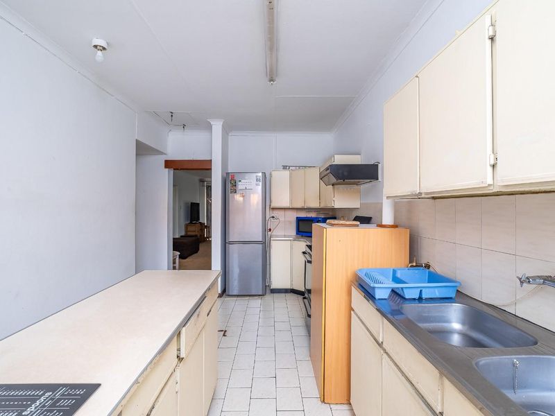 Attention Investors - 3 Bedroom 2 Bathroom Double garage Townhouse for sale in Wierda Park - Photo 3