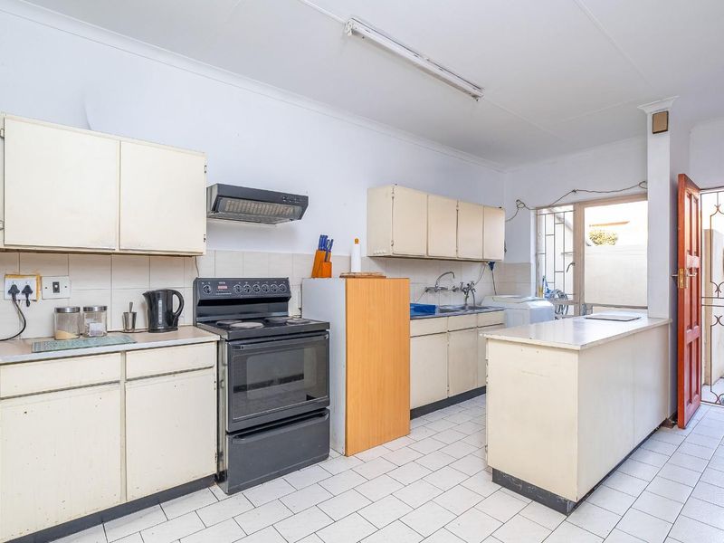 Attention Investors - 3 Bedroom 2 Bathroom Double garage Townhouse for sale in Wierda Park - Photo 1