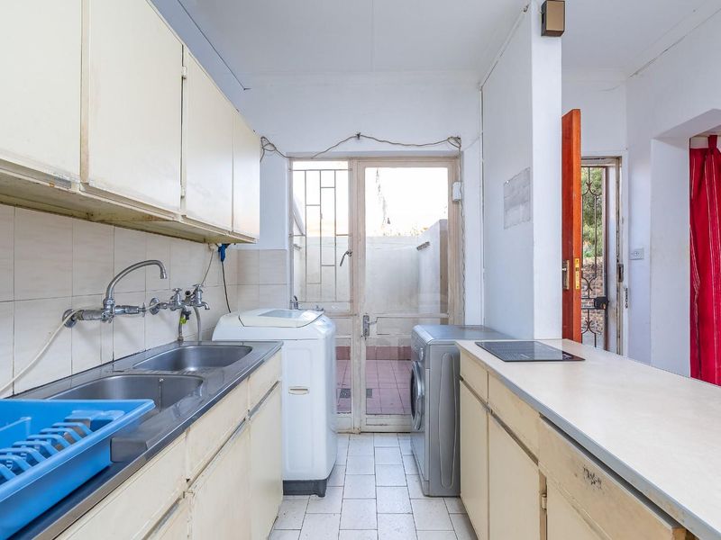 Attention Investors - 3 Bedroom 2 Bathroom Double garage Townhouse for sale in Wierda Park - Photo 4