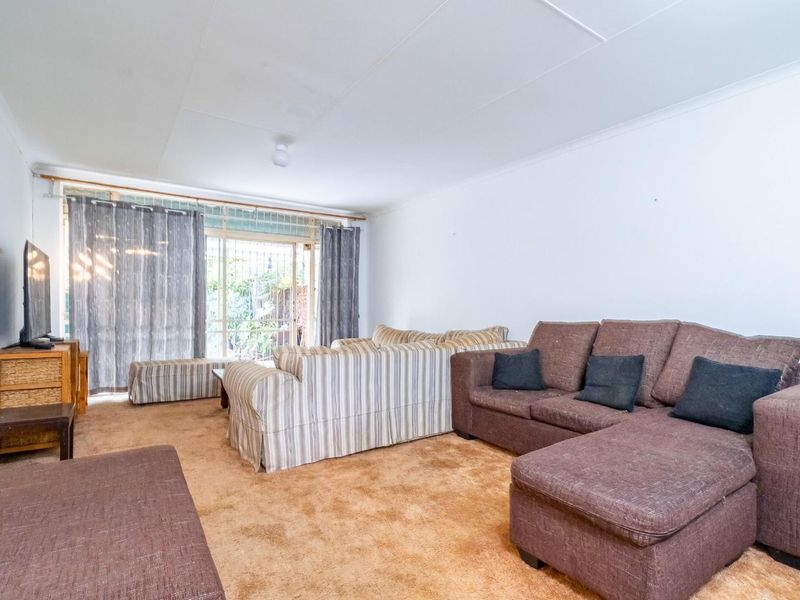 Attention Investors - 3 Bedroom 2 Bathroom Double garage Townhouse for sale in Wierda Park - Photo 10