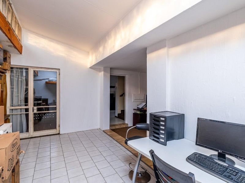 Attention Investors - 3 Bedroom 2 Bathroom Double garage Townhouse for sale in Wierda Park - Photo 6