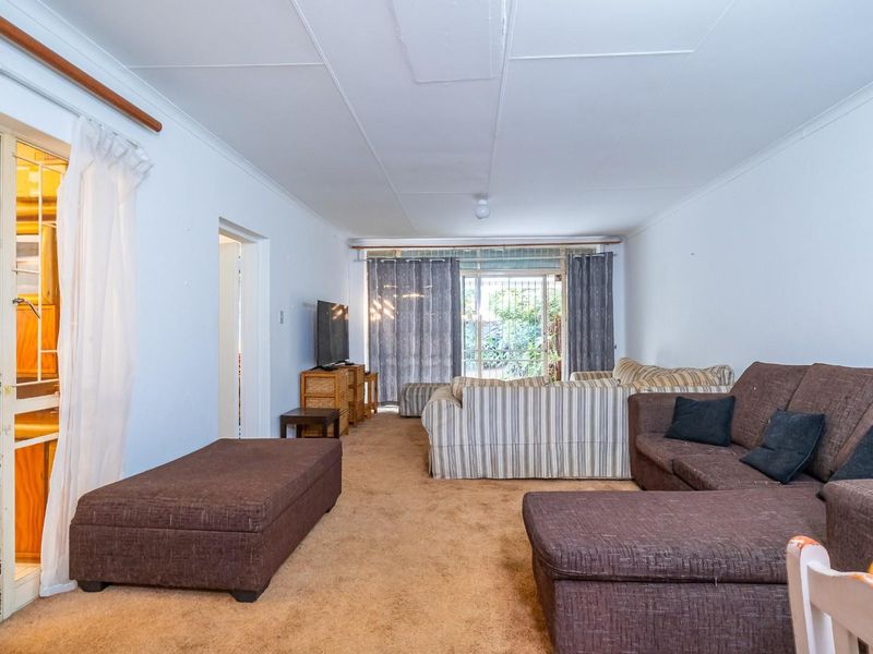 Attention Investors - 3 Bedroom 2 Bathroom Double garage Townhouse for sale in Wierda Park - Photo 9