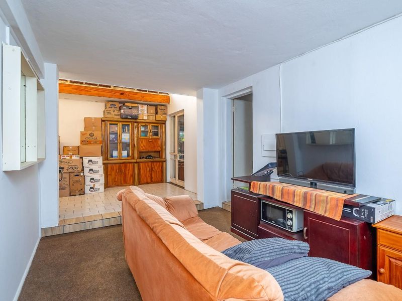 Attention Investors - 3 Bedroom 2 Bathroom Double garage Townhouse for sale in Wierda Park - Photo 8