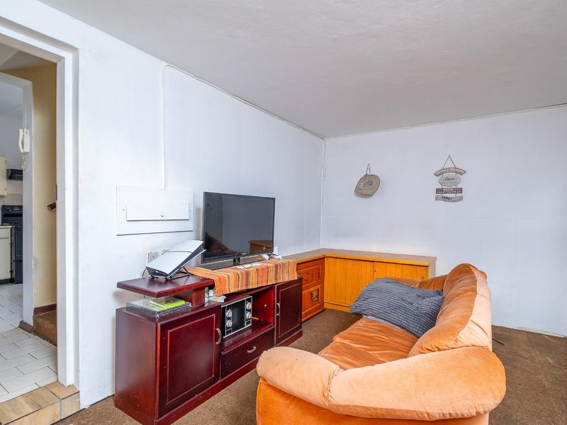 Attention Investors - 3 Bedroom 2 Bathroom Double garage Townhouse for sale in Wierda Park - Photo 7