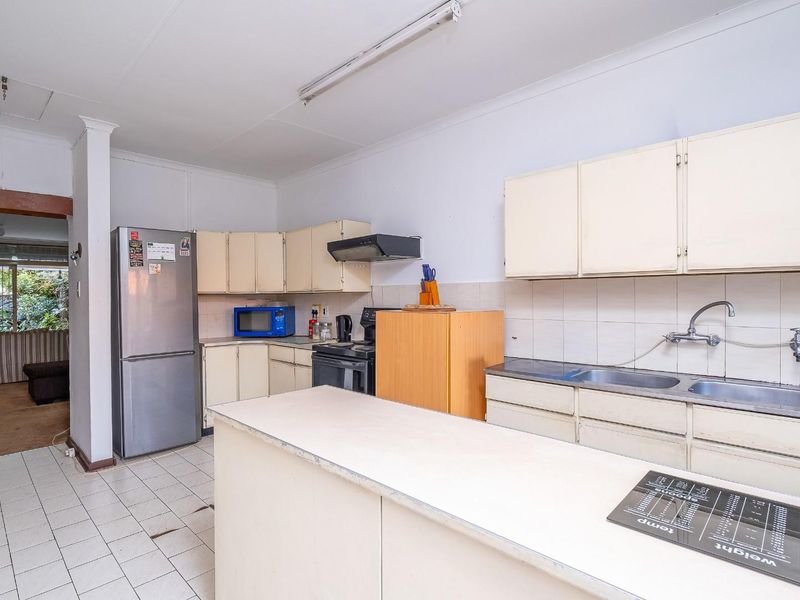 Attention Investors - 3 Bedroom 2 Bathroom Double garage Townhouse for sale in Wierda Park - Photo 2