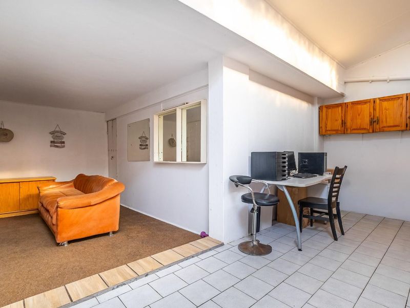 Attention Investors - 3 Bedroom 2 Bathroom Double garage Townhouse for sale in Wierda Park - Photo 5