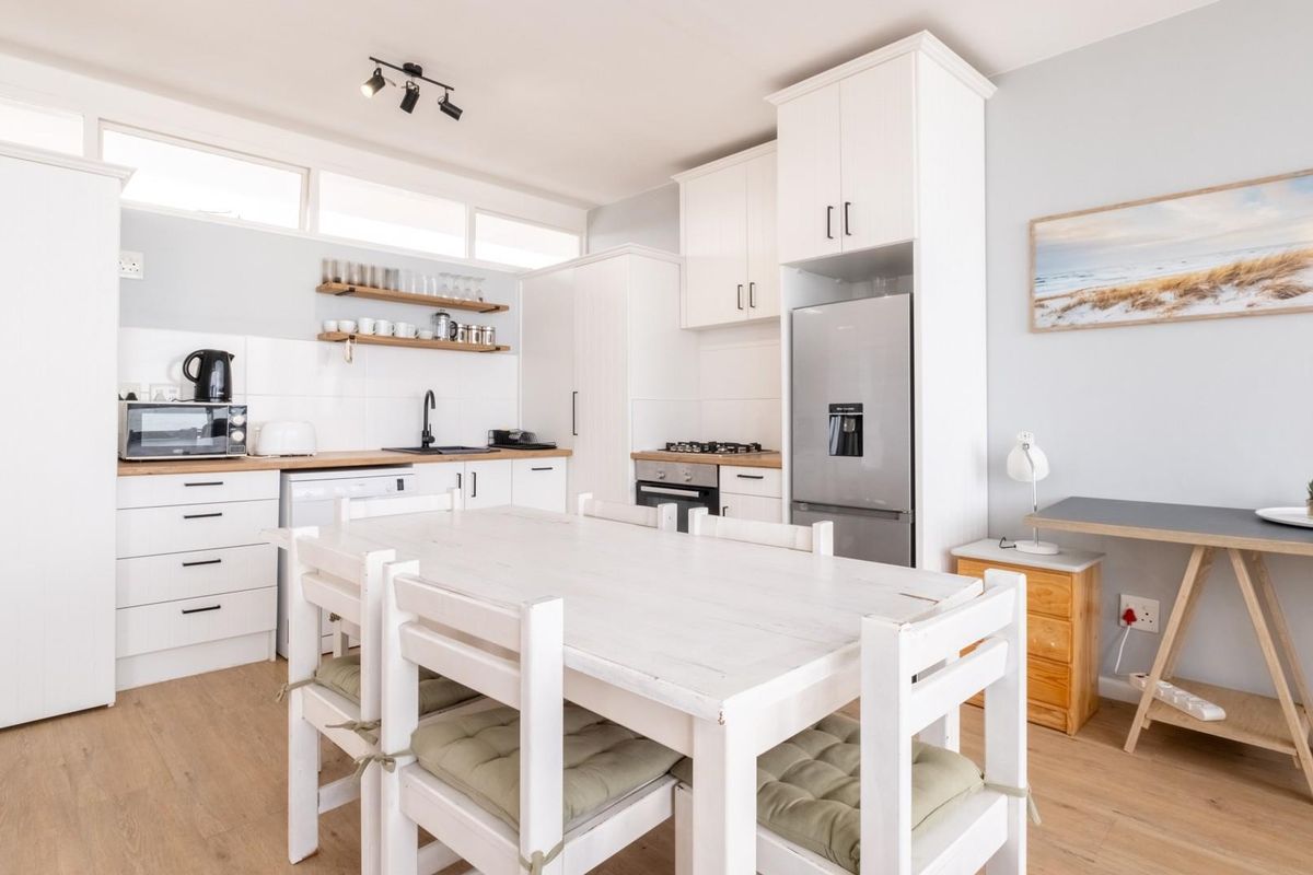 Two Bedroom Beachfront Apartment - Strand - Photo 4