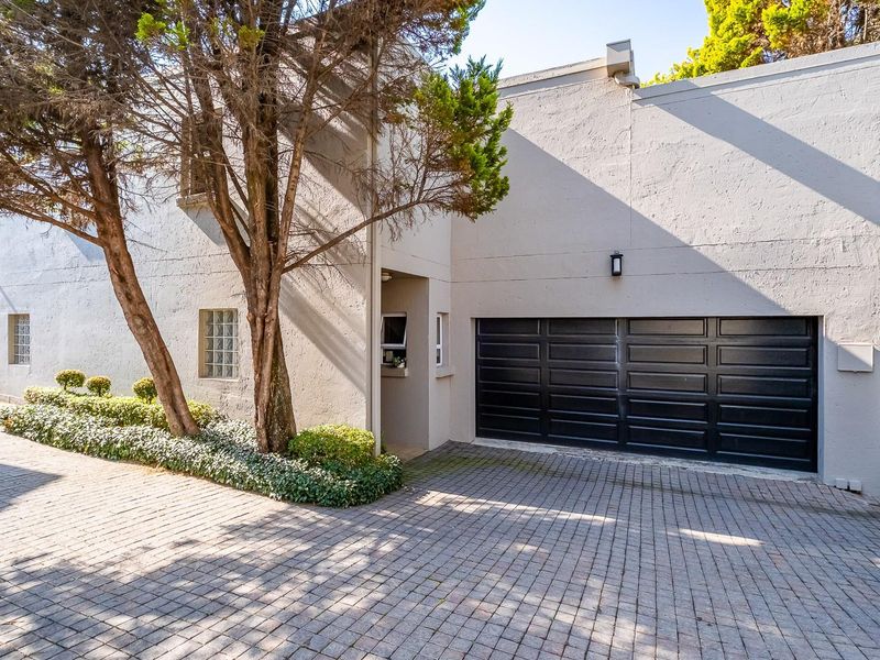 Stunning 3-Bedroom Townhouse in the Heart of Sandton - Photo 1