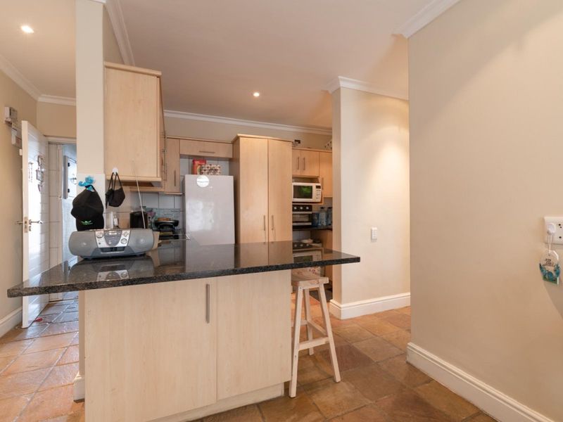 1 Bedroom Gem a block from the beach! - Photo 8