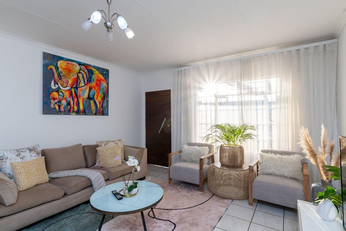Stylish and Spacious 2-Bedroom Townhouse with Private Garden in Bendor - Photo 3