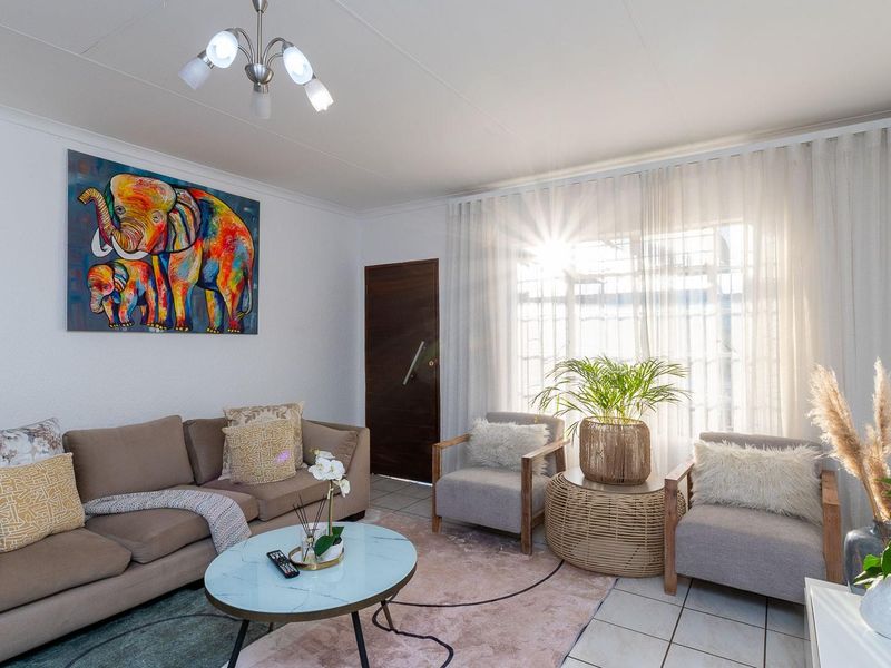 Stylish and Spacious 2-Bedroom Townhouse with Private Garden in Bendor - Photo 3