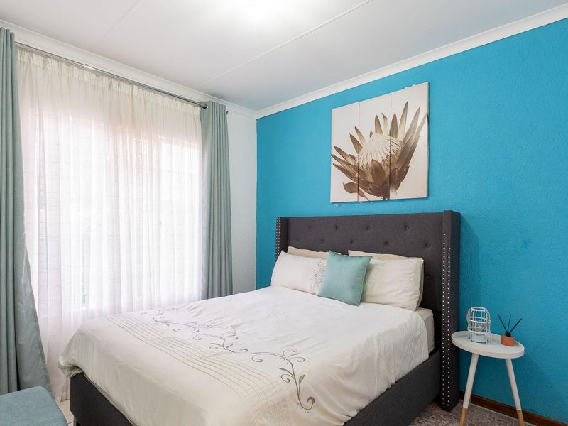Stylish and Spacious 2-Bedroom Townhouse with Private Garden in Bendor - Photo 10