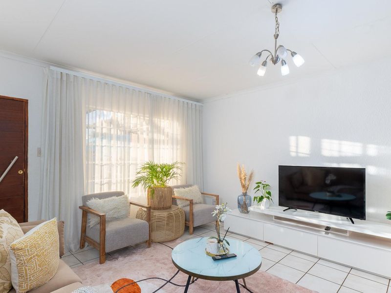 Stylish and Spacious 2-Bedroom Townhouse with Private Garden in Bendor - Photo 6