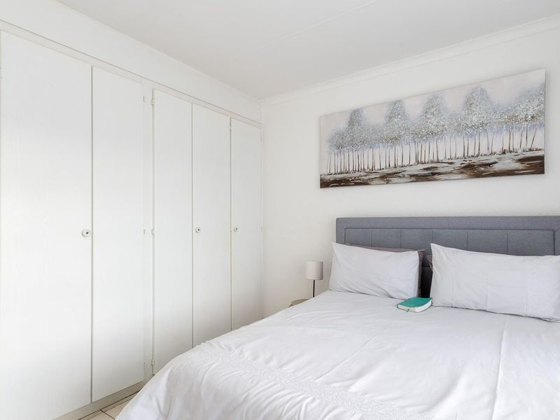 Stylish and Spacious 2-Bedroom Townhouse with Private Garden in Bendor - Photo 8