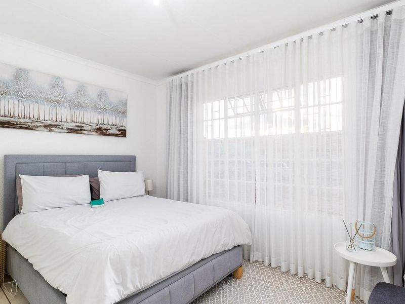 Stylish and Spacious 2-Bedroom Townhouse with Private Garden in Bendor - Photo 7