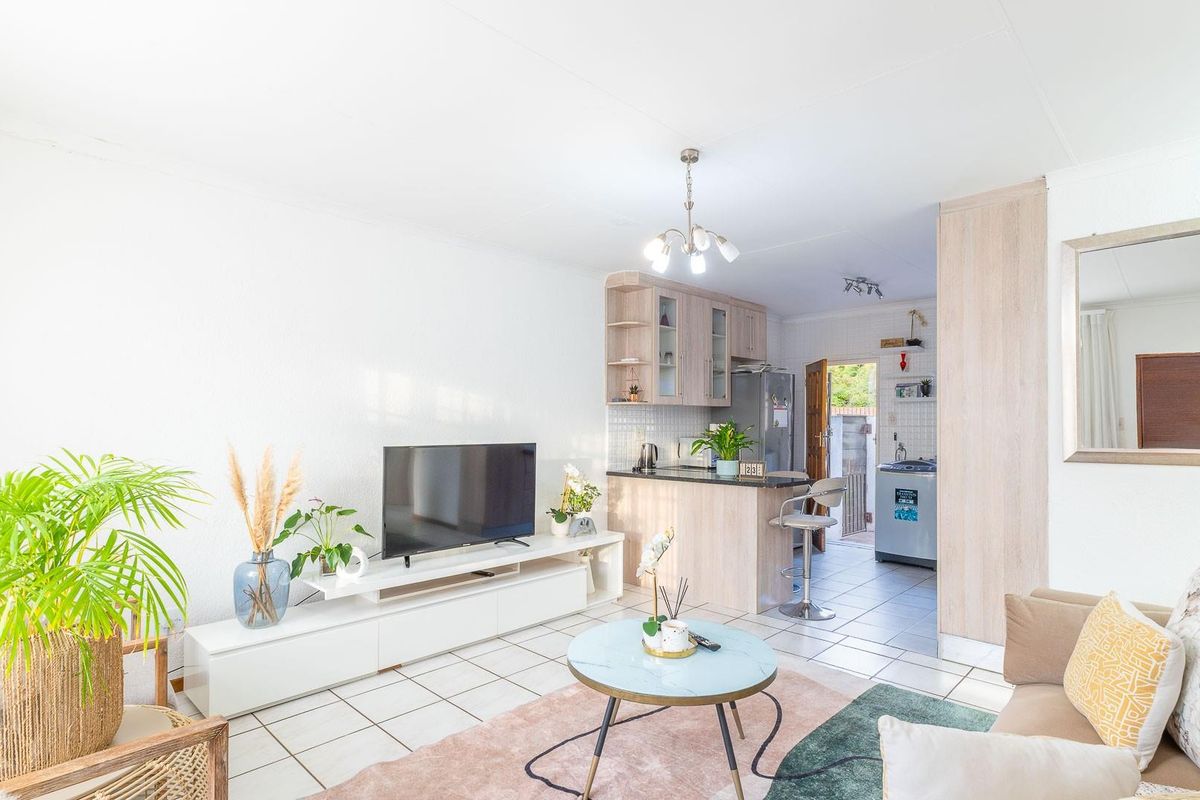 Stylish and Spacious 2-Bedroom Townhouse with Private Garden in Bendor - Photo 2