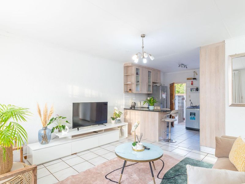 Stylish and Spacious 2-Bedroom Townhouse with Private Garden in Bendor - Photo 2