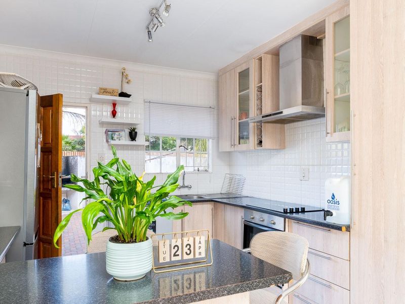 Stylish and Spacious 2-Bedroom Townhouse with Private Garden in Bendor - Photo 1