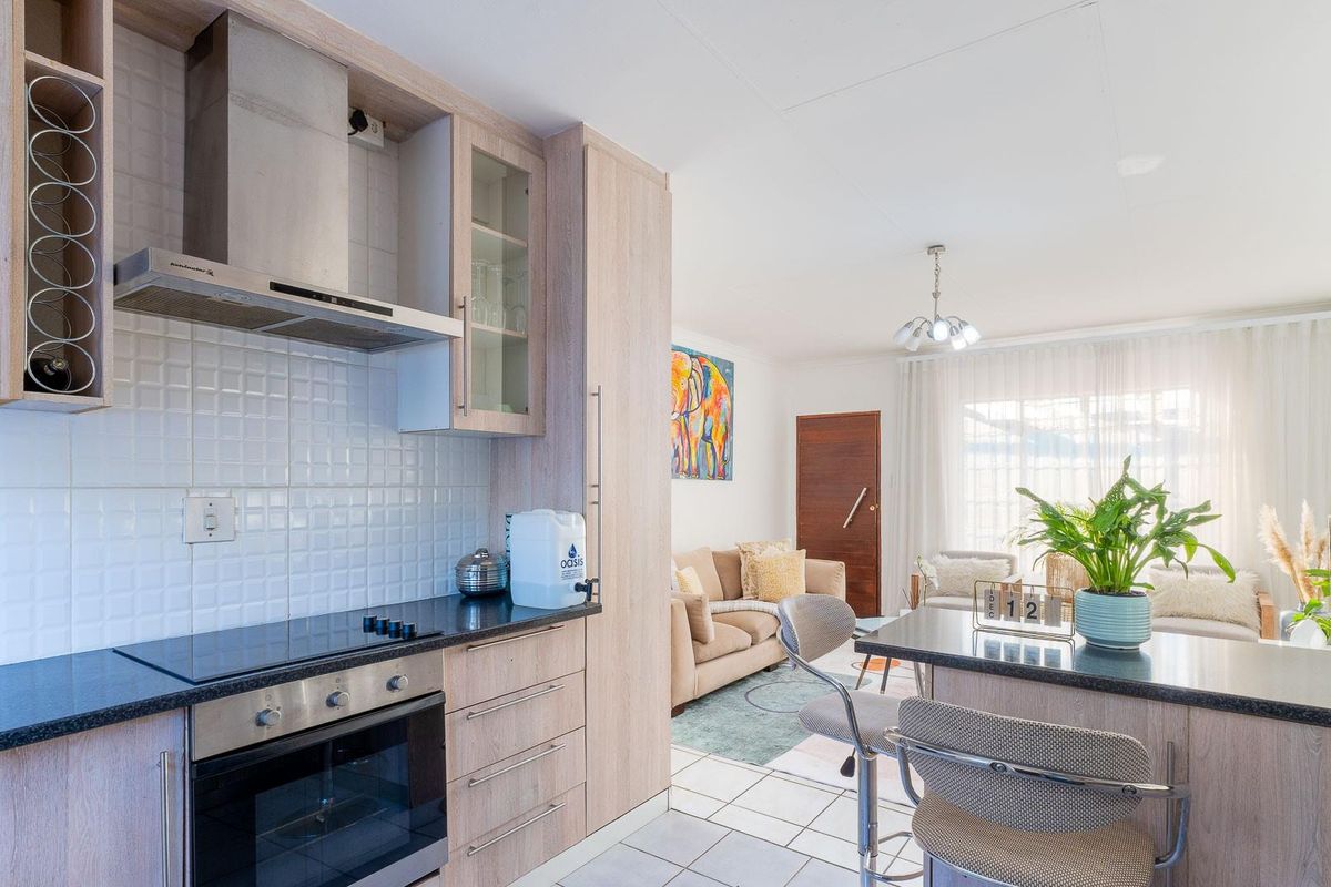 Stylish and Spacious 2-Bedroom Townhouse with Private Garden in Bendor - Photo 5