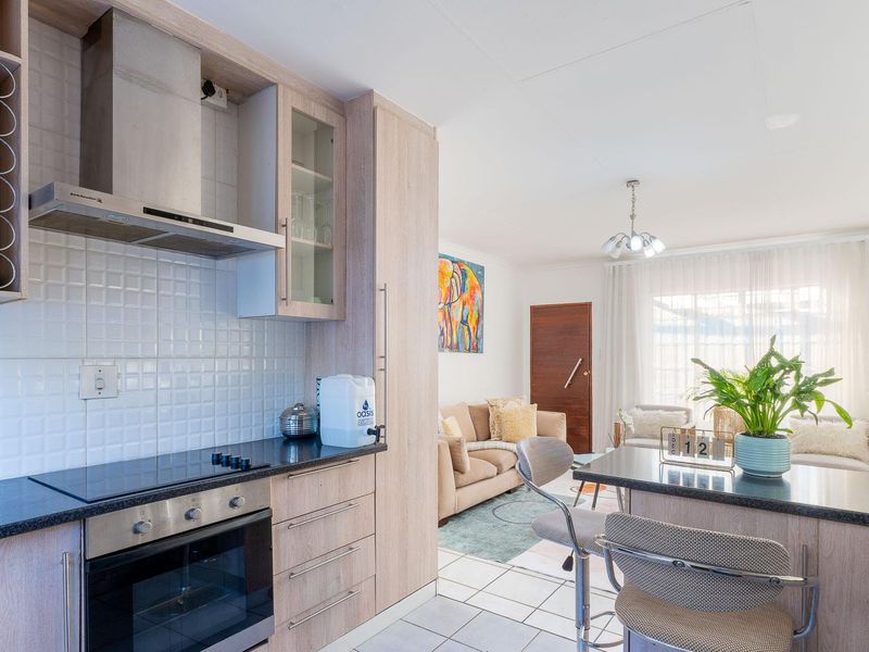 Stylish and Spacious 2-Bedroom Townhouse with Private Garden in Bendor - Photo 5