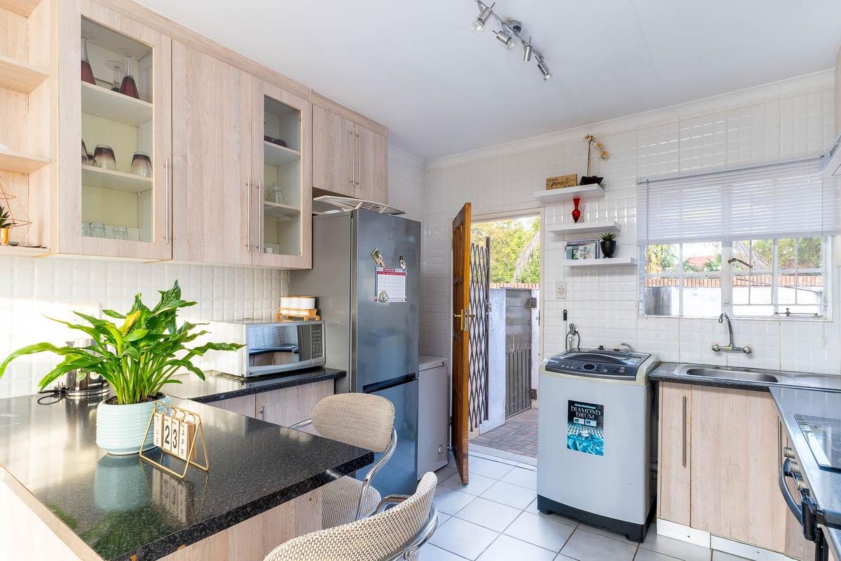 Stylish and Spacious 2-Bedroom Townhouse with Private Garden in Bendor - Photo 4