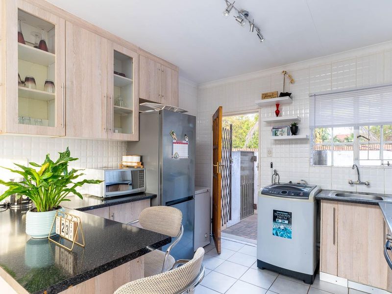 Stylish and Spacious 2-Bedroom Townhouse with Private Garden in Bendor - Photo 4