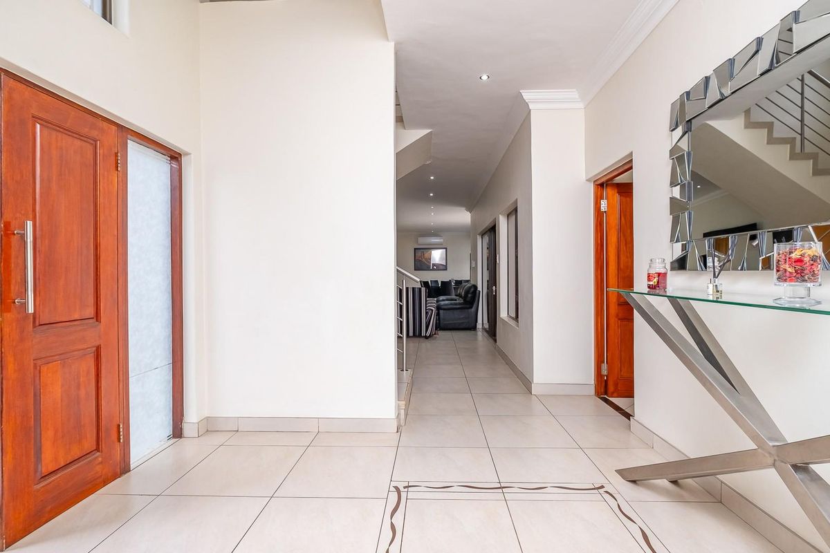 Elegant Family Living in Sought-After Raslouw Glen Estate - Photo 4