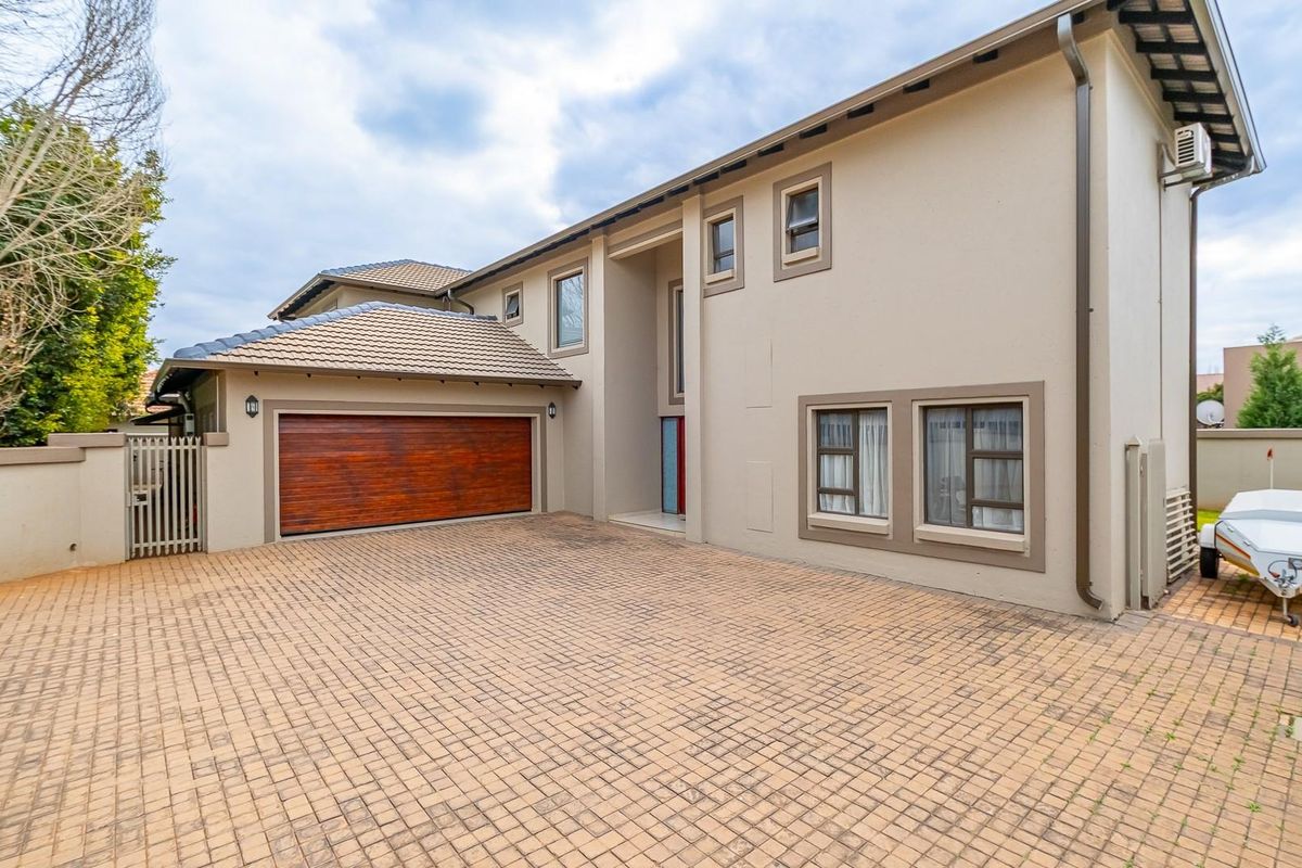 Elegant Family Living in Sought-After Raslouw Glen Estate - Photo 3