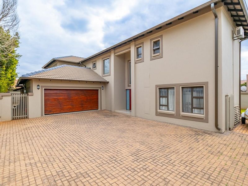 Elegant Family Living in Sought-After Raslouw Glen Estate - Photo 3