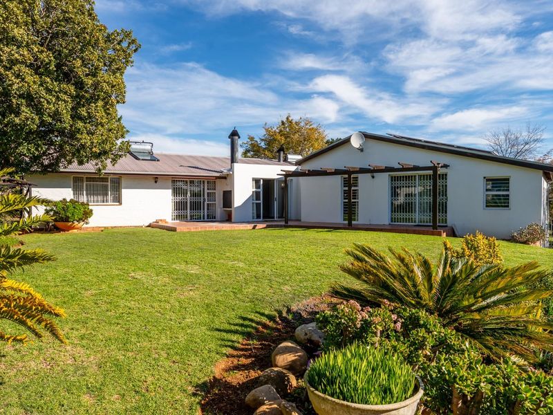 Short-Term Rental - Elegant 5 Bedroom Home in Dalsig, Stellenbosch - Photo 4
